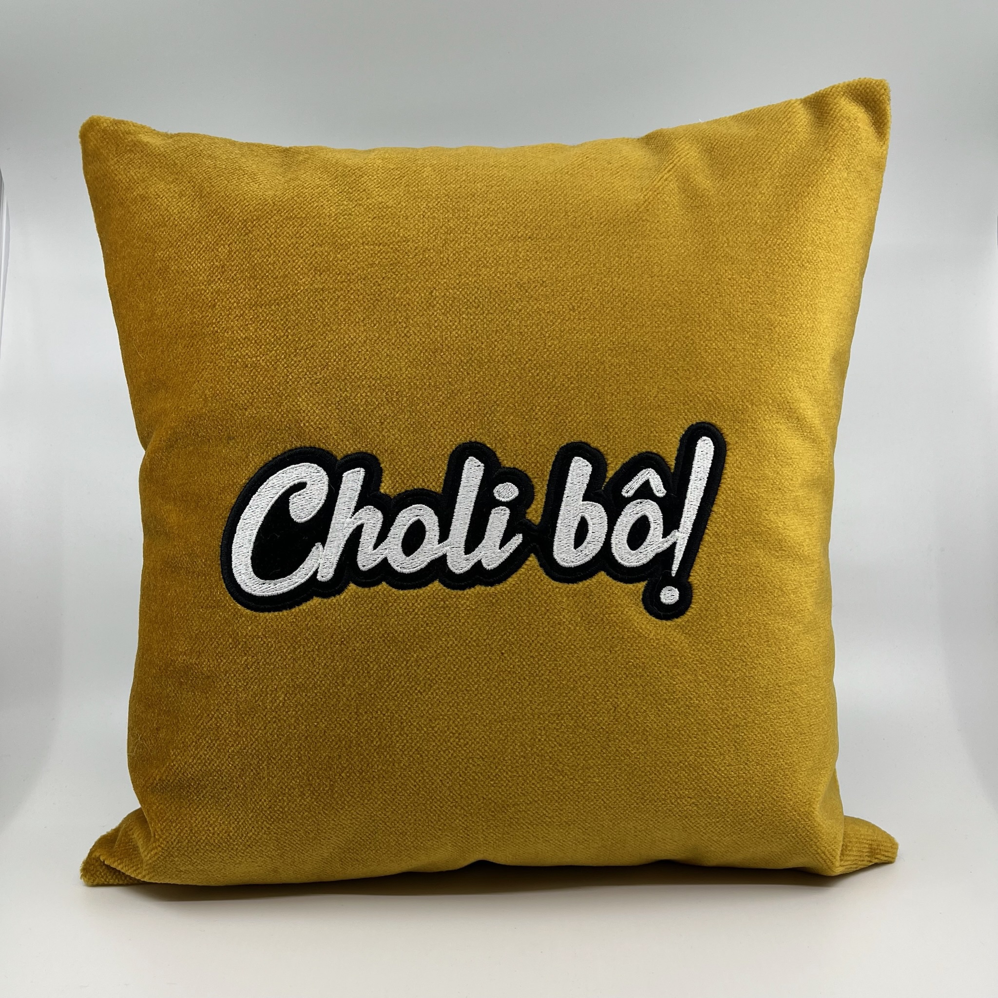 Coussin Choli bô, velours jaune d’or