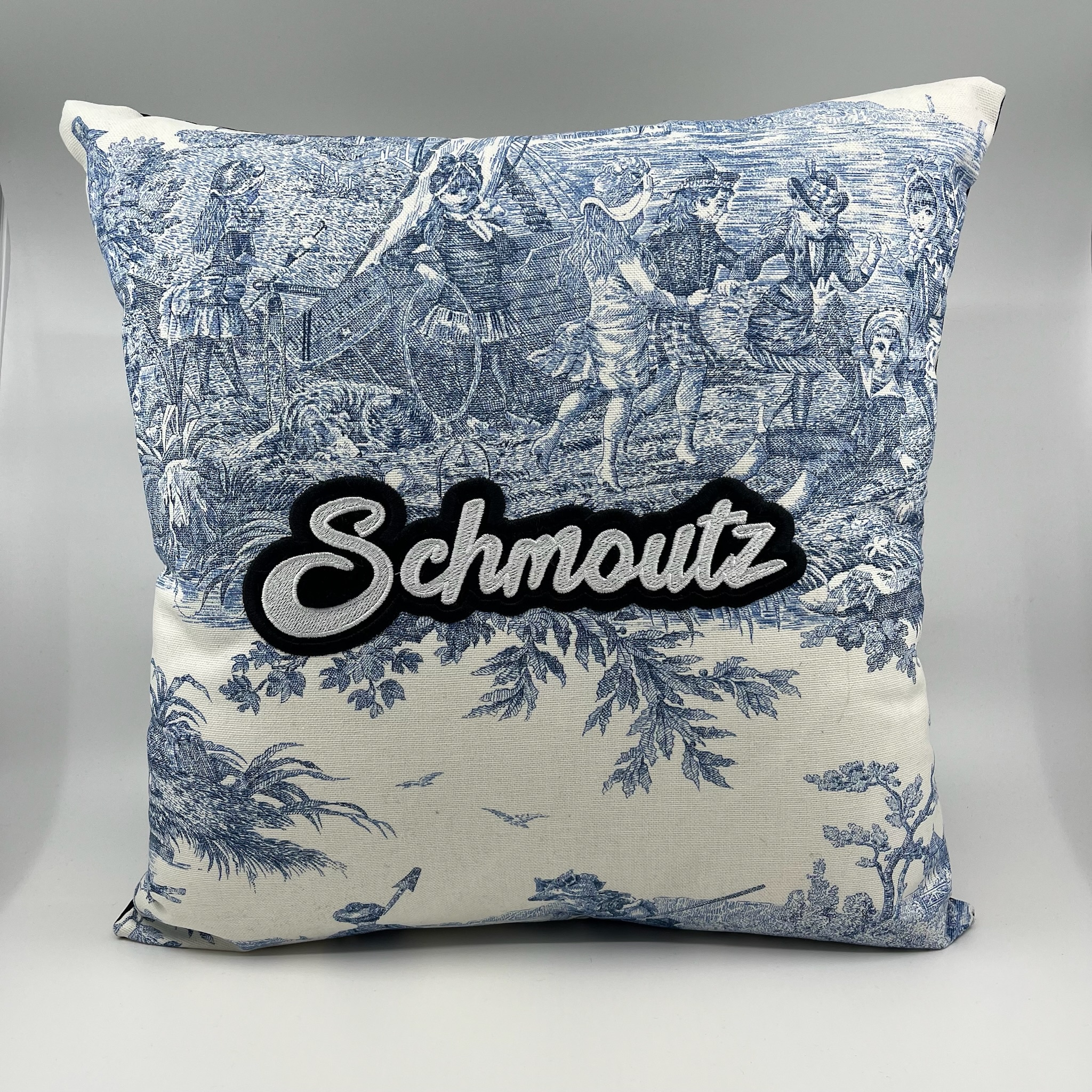 Coussin Schmoutz, toile de Jouy bleue
