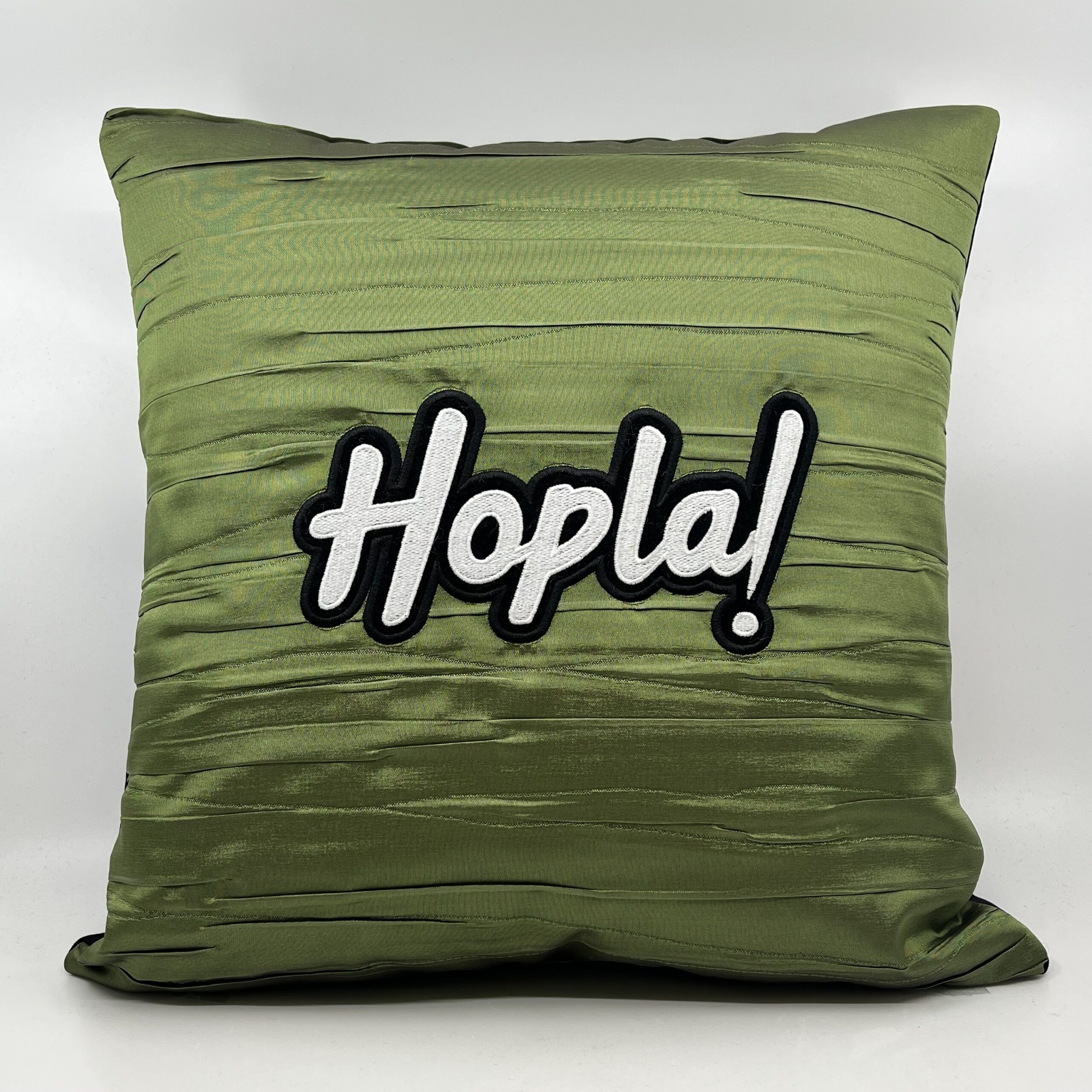 Coussin Hopla ! , toile plissée verte.