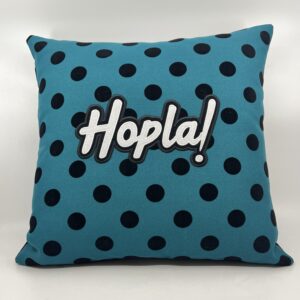 Coussin Hopla ! ,
Toile turquoise, pastilles velours noires.