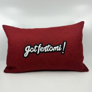 Coussin Gotfertomi !,
Lainage rouge.