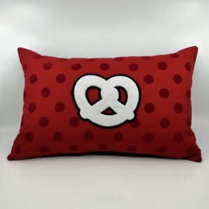 Coussin Bretzel, toile rouge, pois velours.
