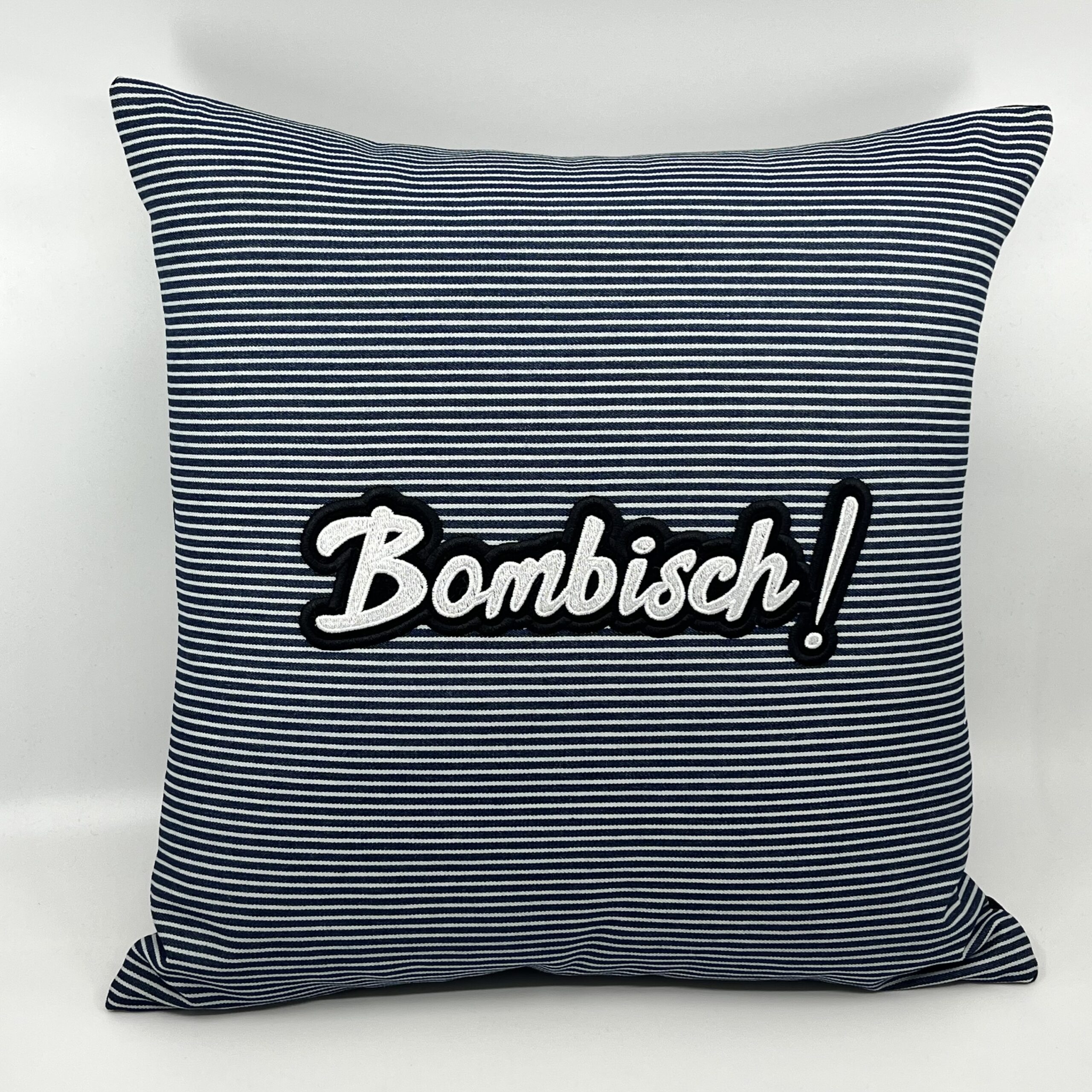 Coussin Bombisch !,
Toile Ă rayures bleues et blanches