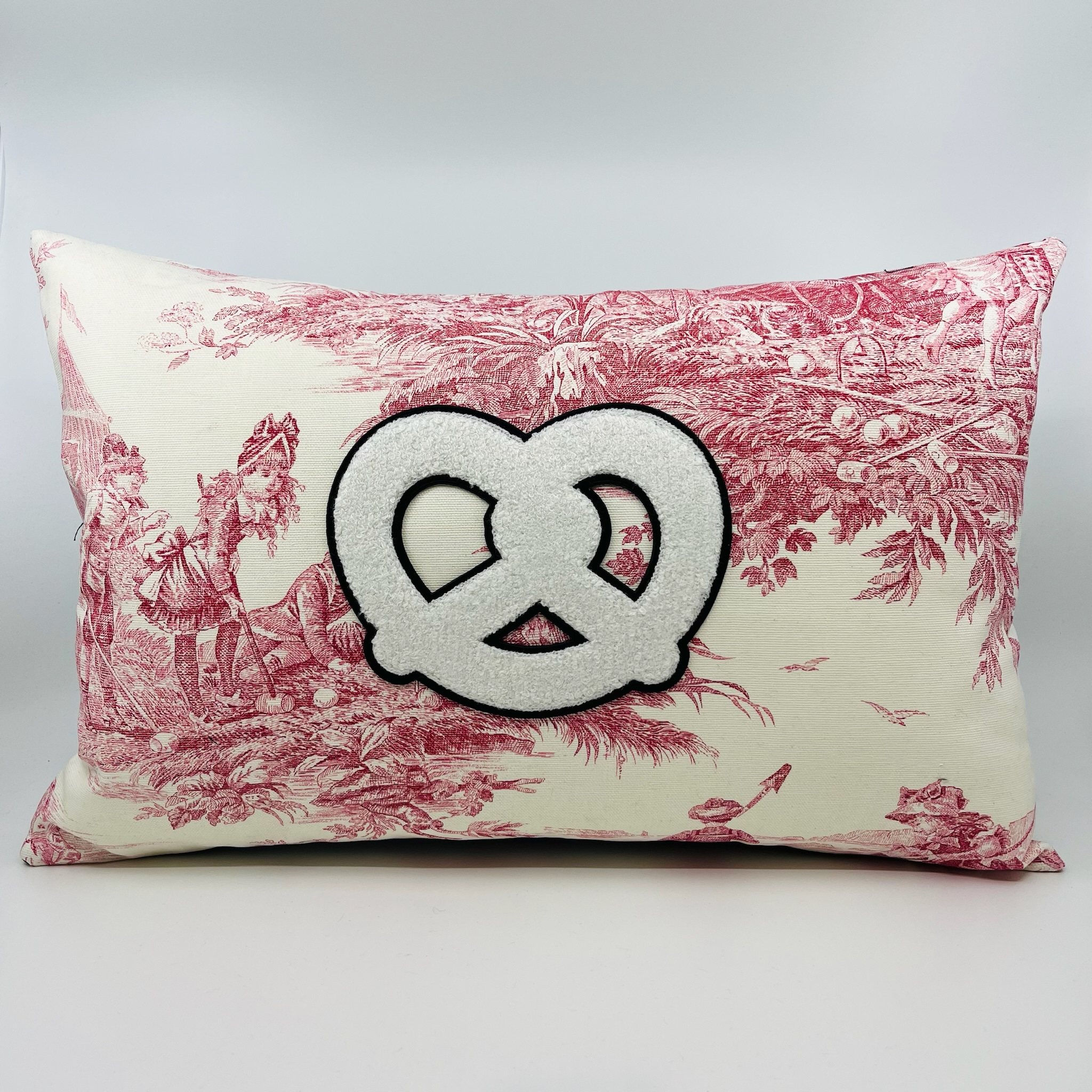 Coussin Bretzel, toile de Jouy rose