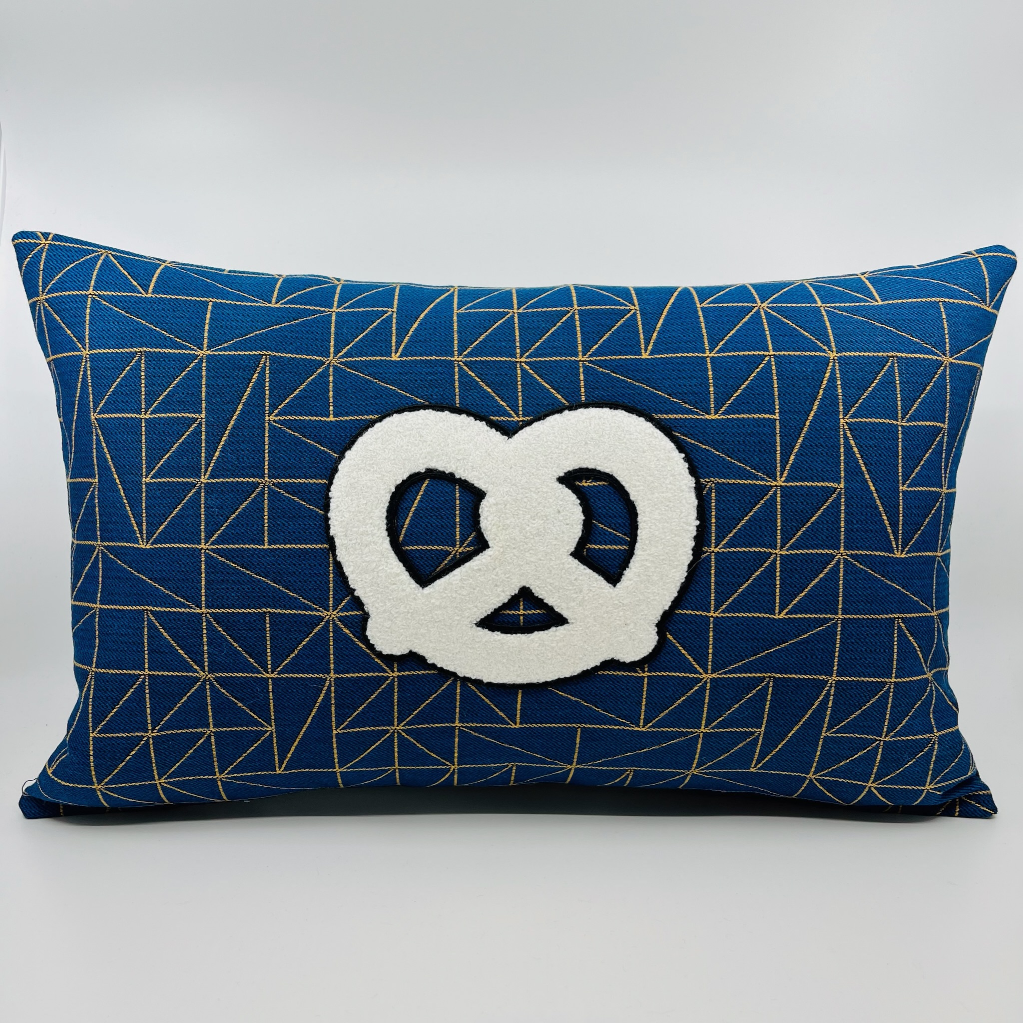 Coussin Bretzel, tissu bleu géométrique