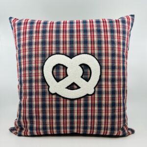 Coussin Bretzel, tissu kelsch bleu-rouge