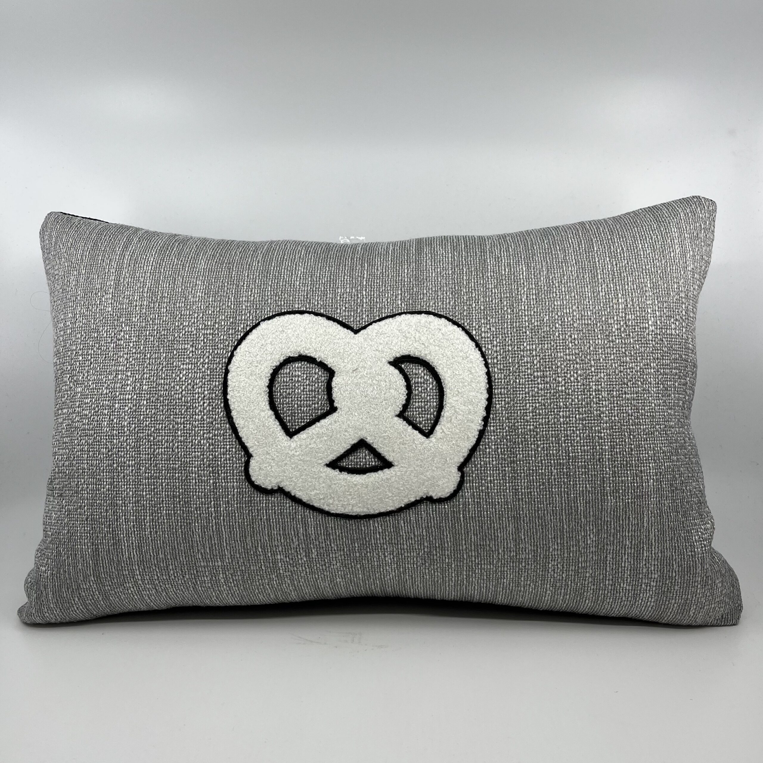 Coussin Bretzel, coton gris