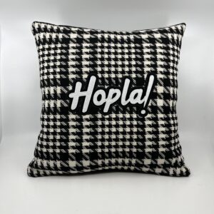 Coussin Hopla!, 
lainage noir et blanc.