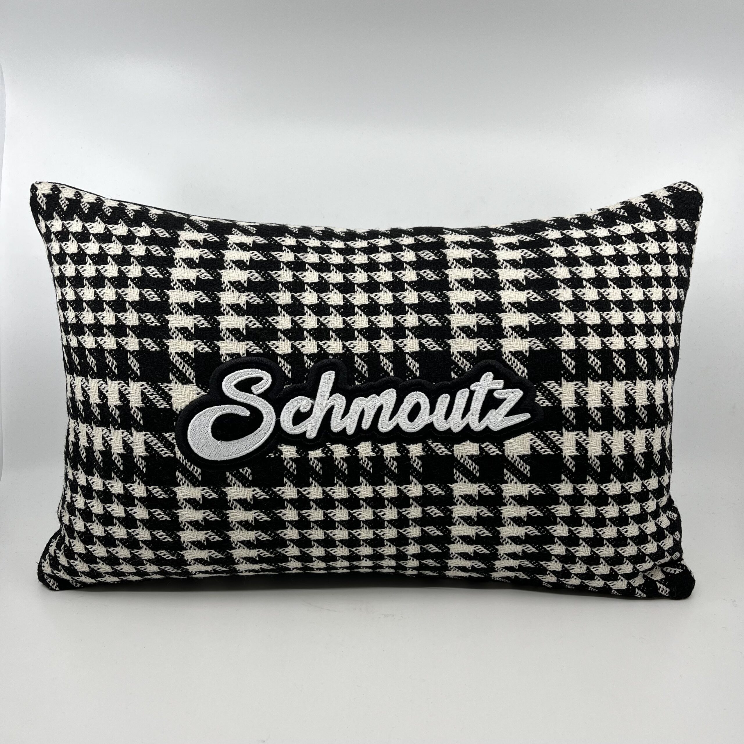 Coussin Schmoutz, lainage noir et blanc.