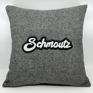 Coussin Schmoutz, 
Lainage gris.