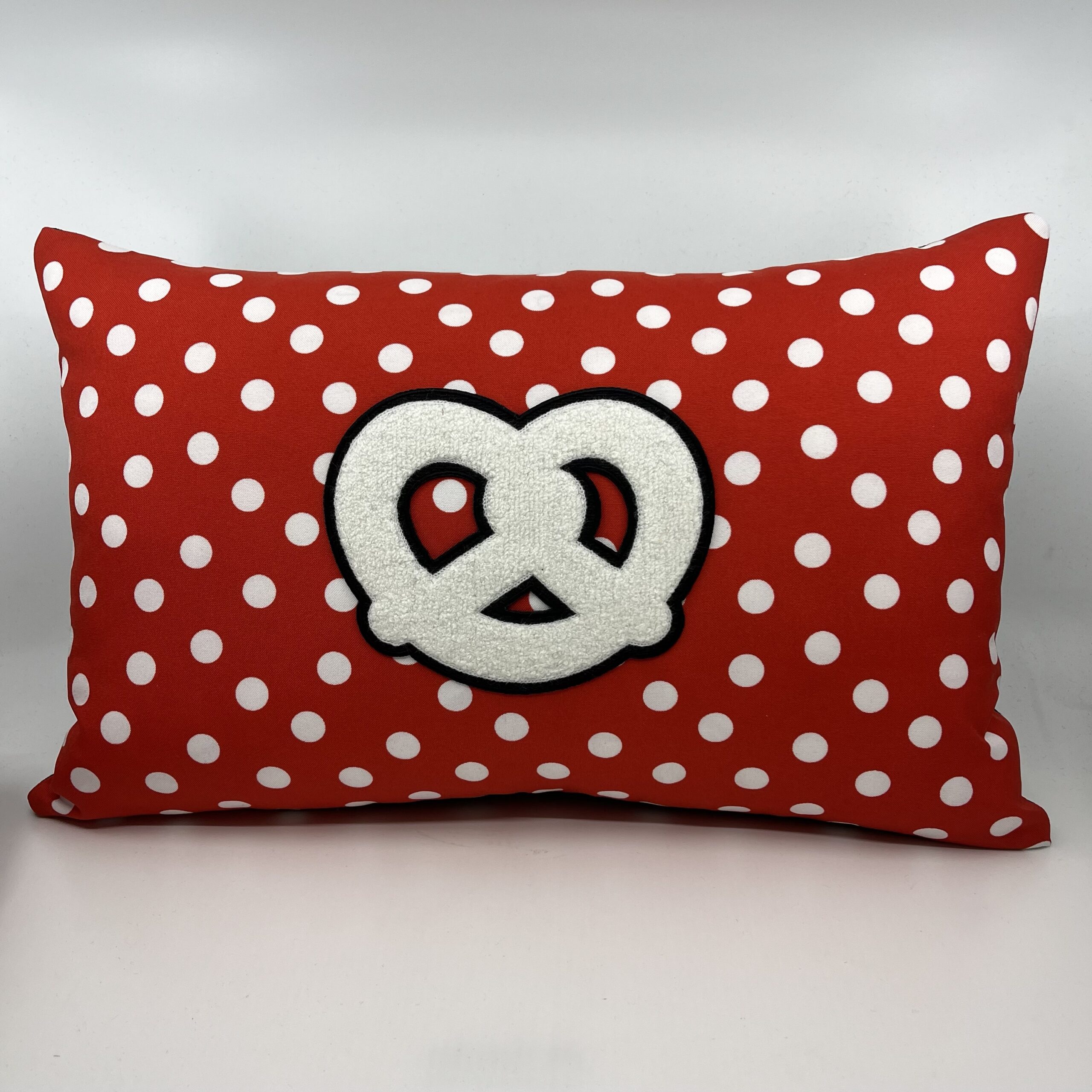Coussin Bretzel, pois rouges et blancs