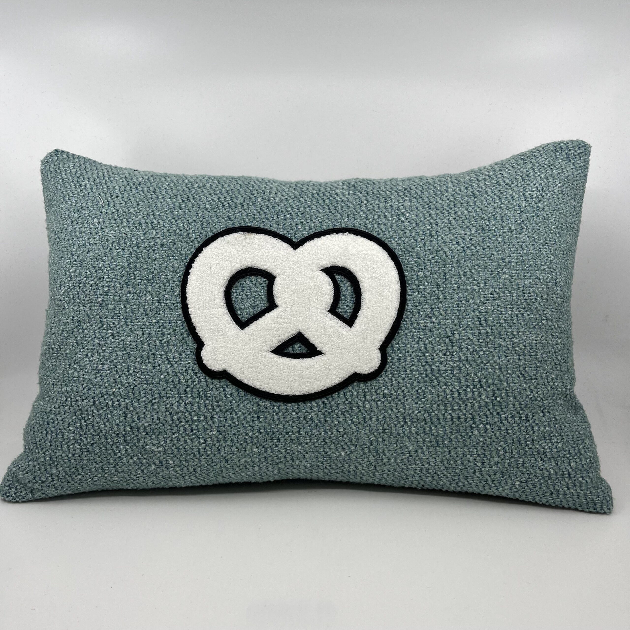Coussin Bretzel, lainage bleu