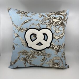 Coussin Bretzel, toile de Jouy