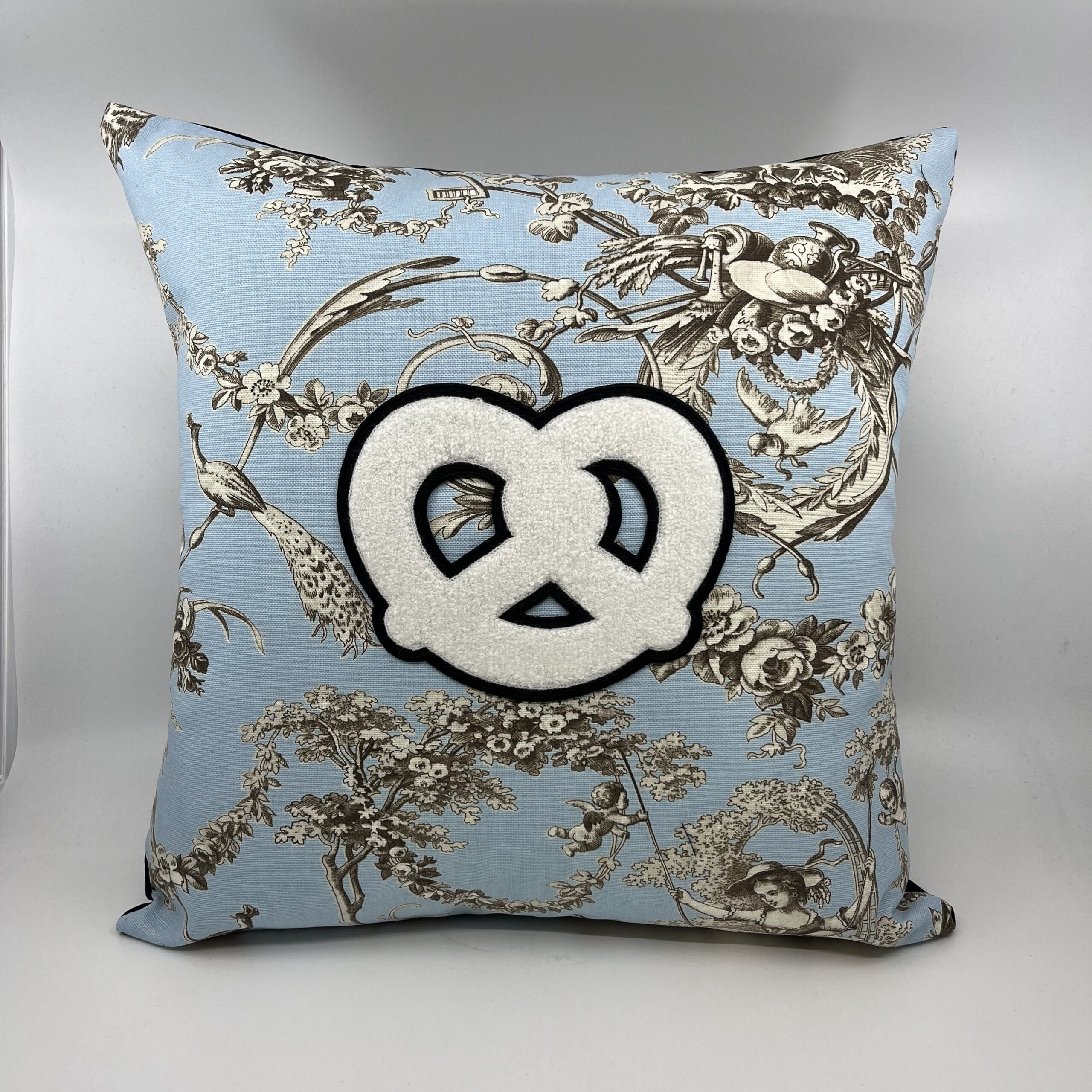 Coussin Bretzel, toile de Jouy