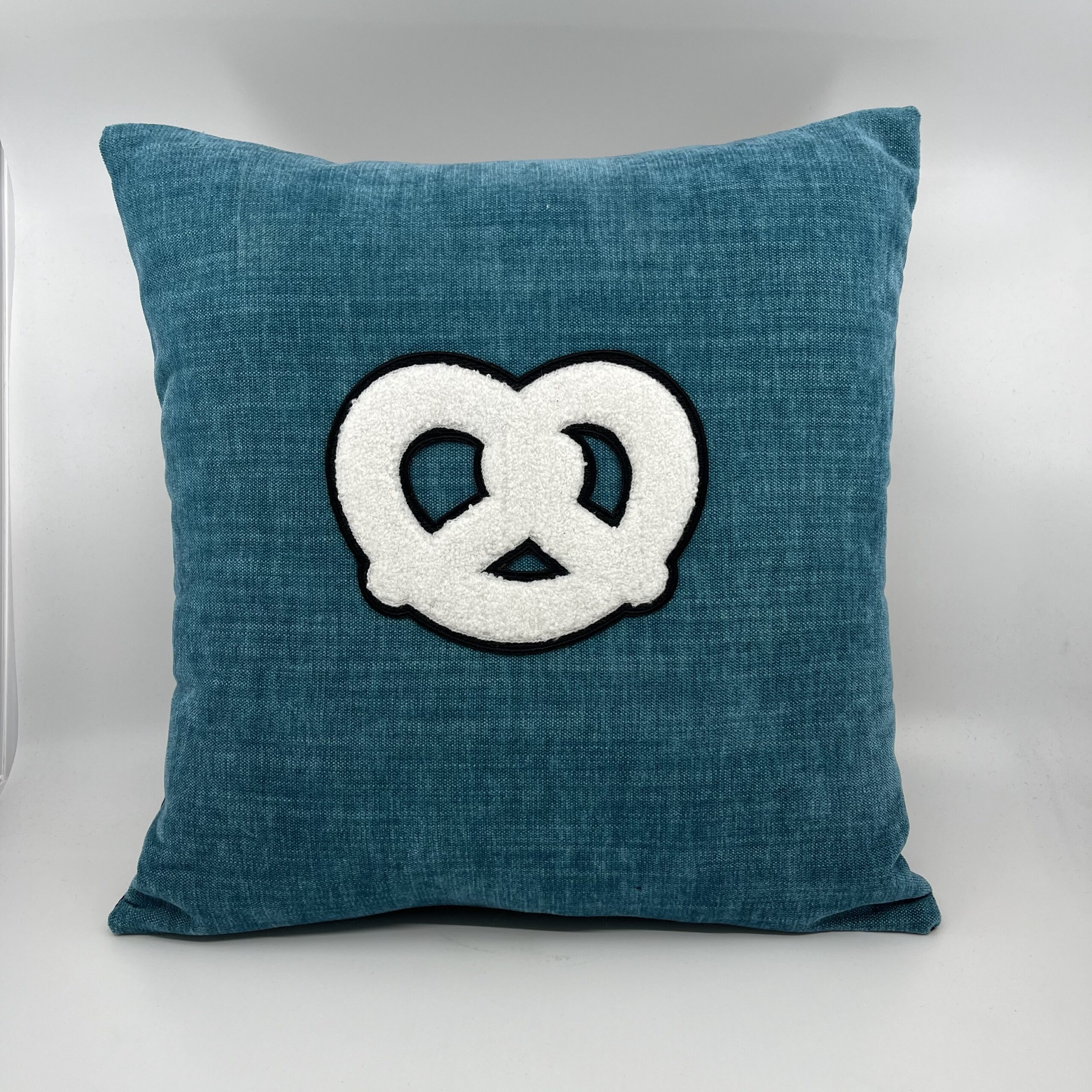 Coussin Bretzel, velours turquoise