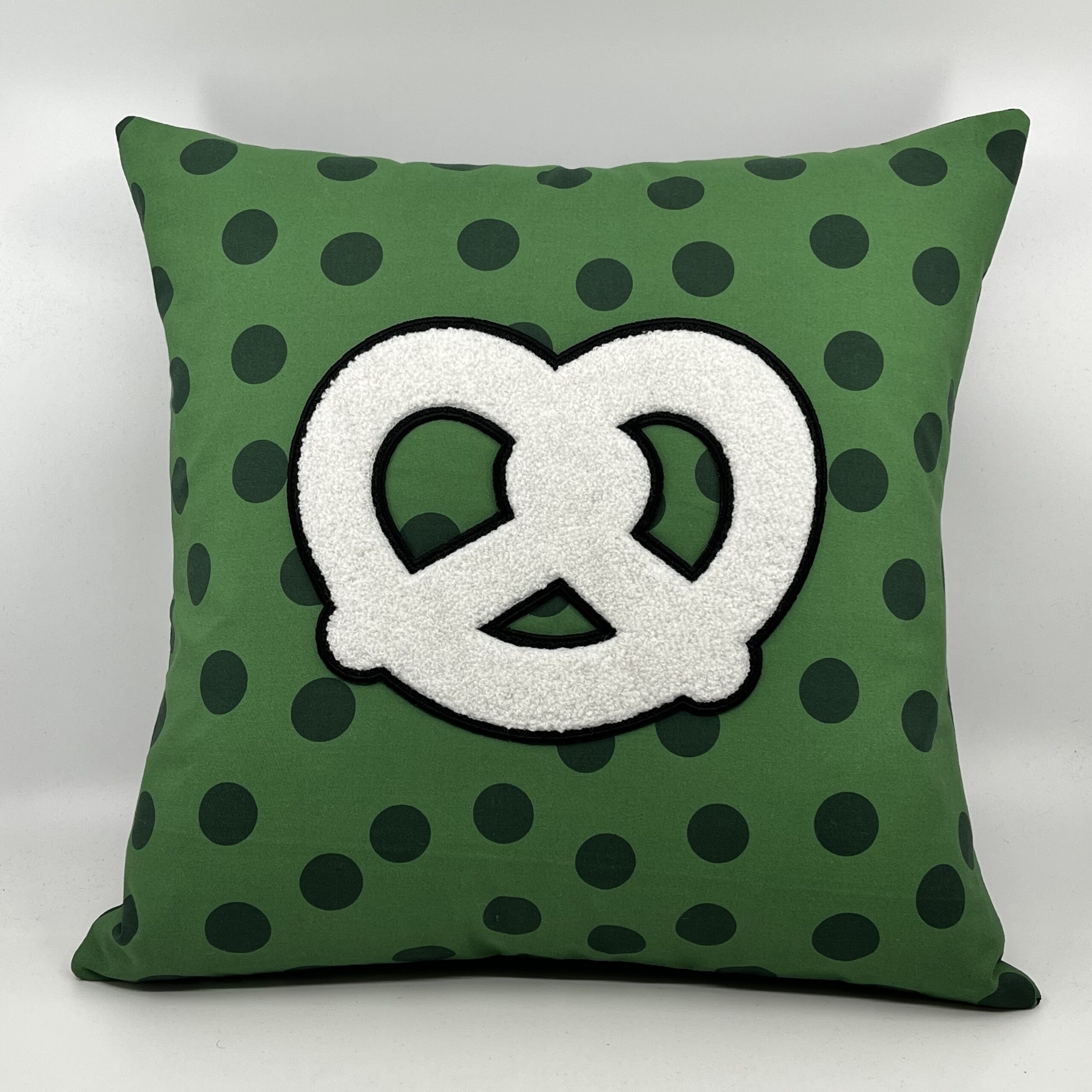 Coussin Bretzel, toile verte et pois.