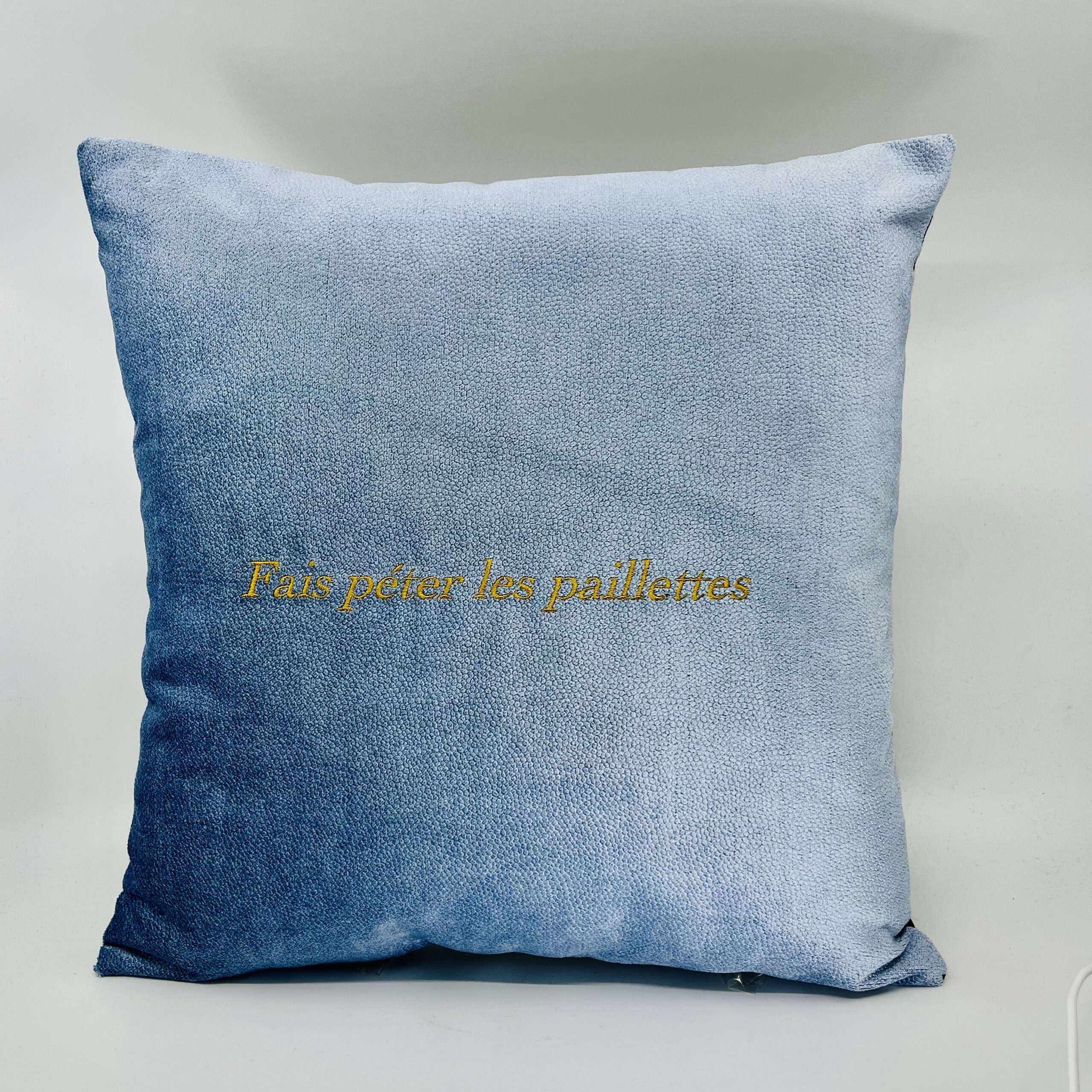 Coussin « Fais péter les paillettes »Velours bleu ciel .