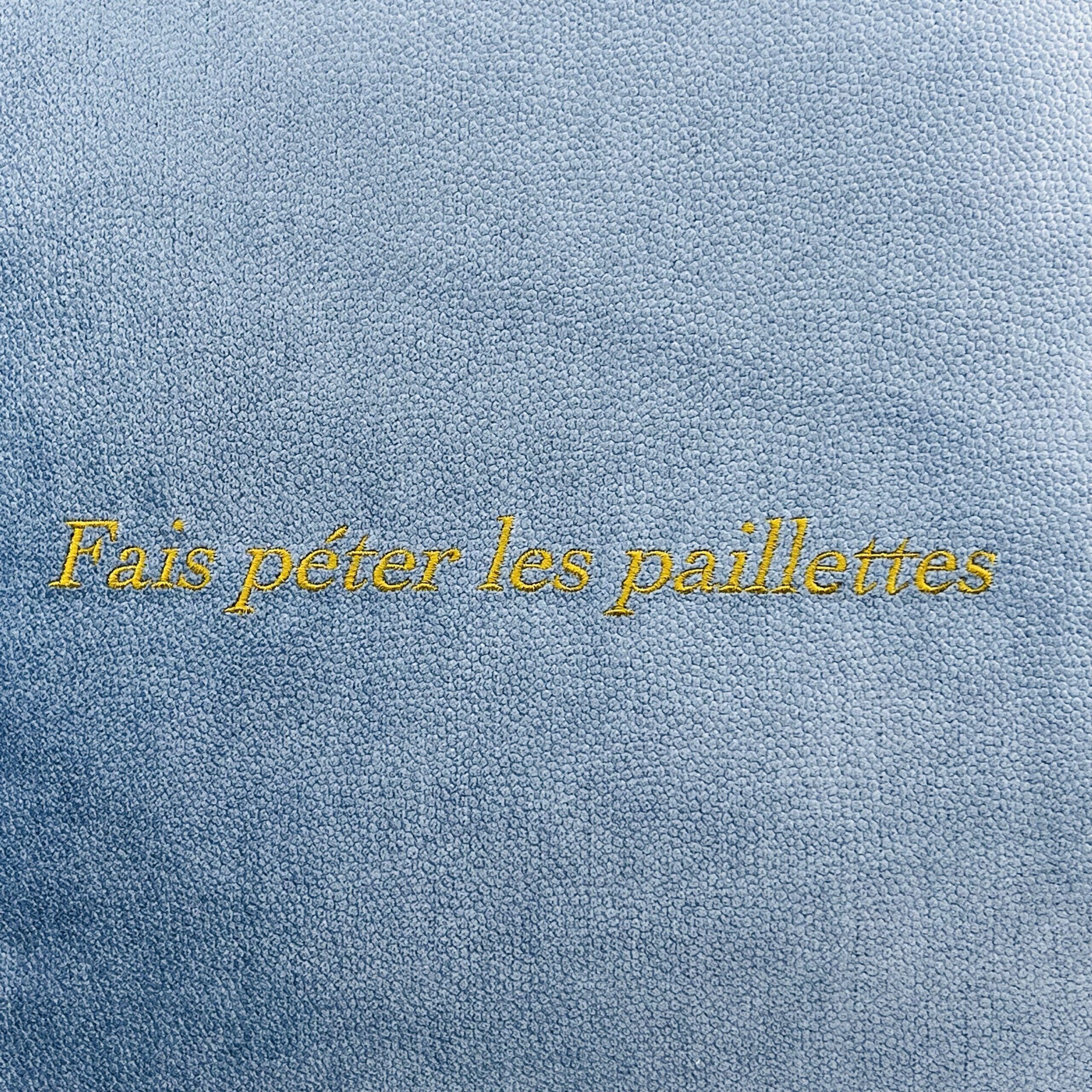 Coussin « Fais péter les paillettes »Velours bleu ciel . – Image 2