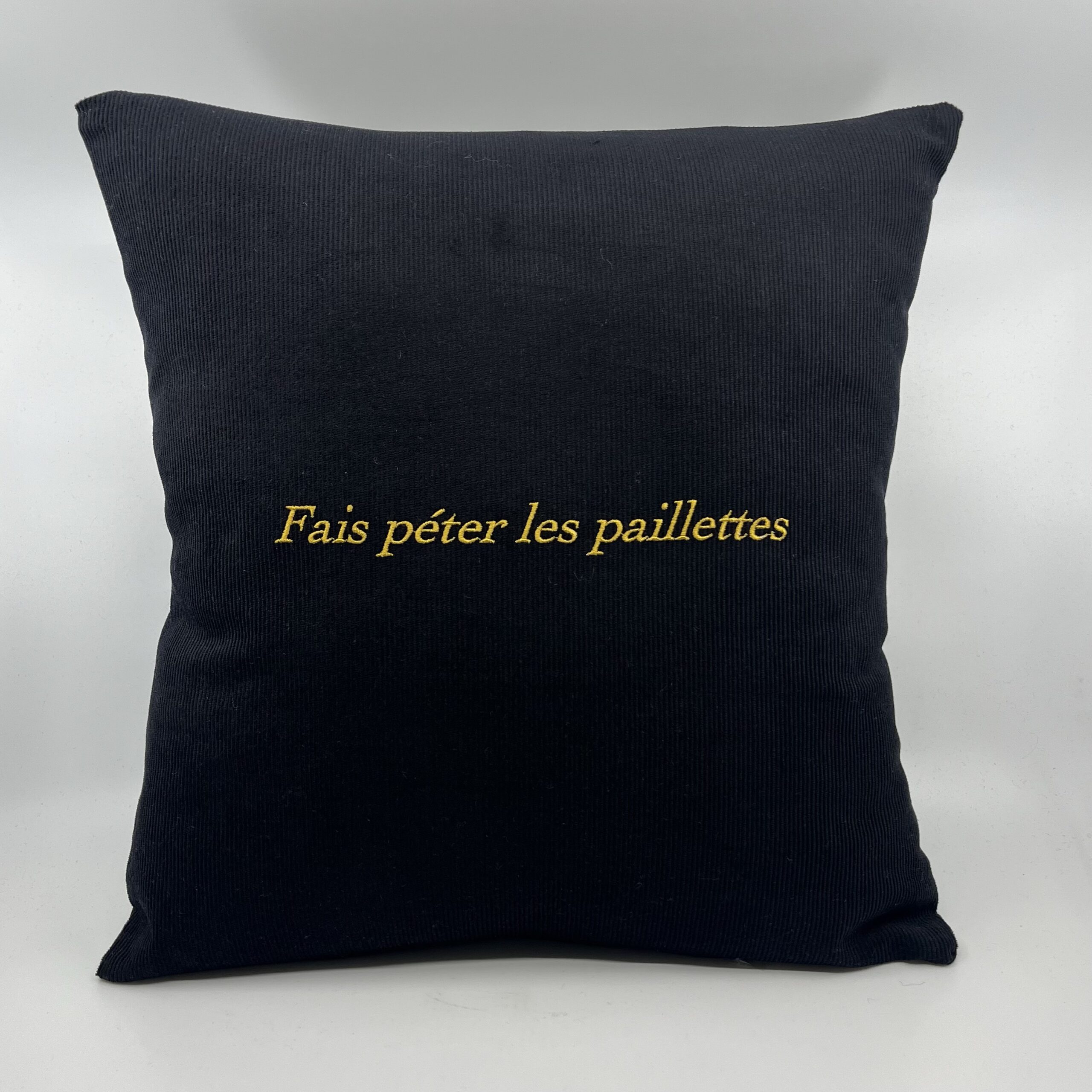 Coussin « Fais péter les paillettes »Velours côtelé noir .