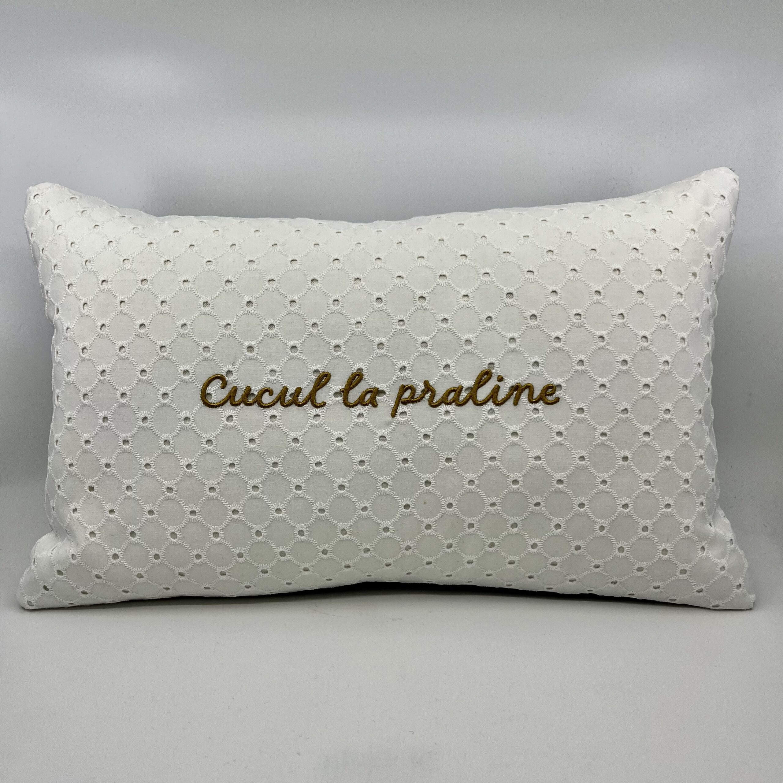 Coussin « Cucul la praline » Broderie Anglaise