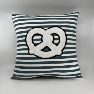 Coussin bretzel 🥨 
Marinière bleu turquoise