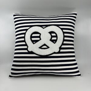 Coussin bretzel 🥨 
Marinière bleu marine