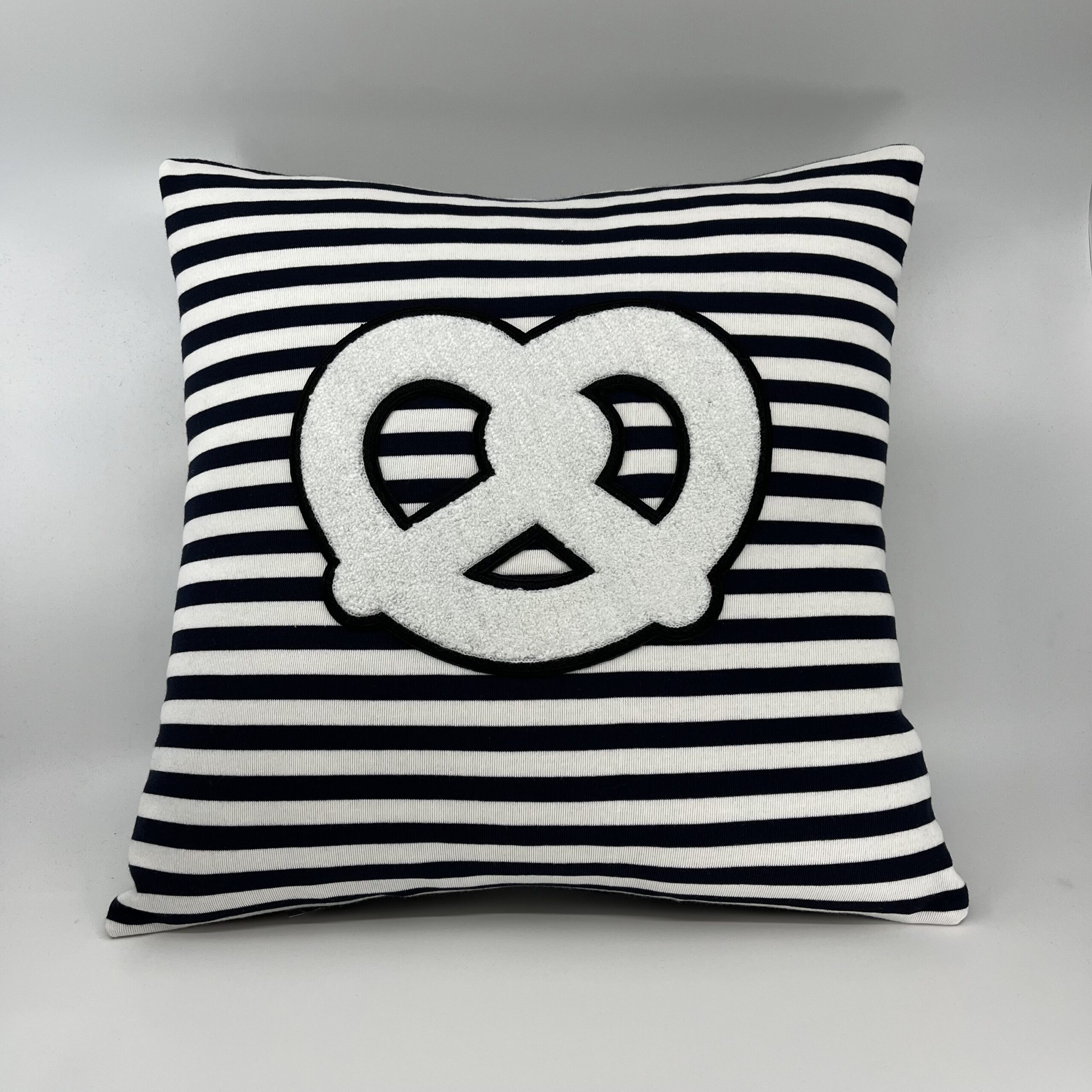 Coussin bretzel 🥨
Marinière bleu marine