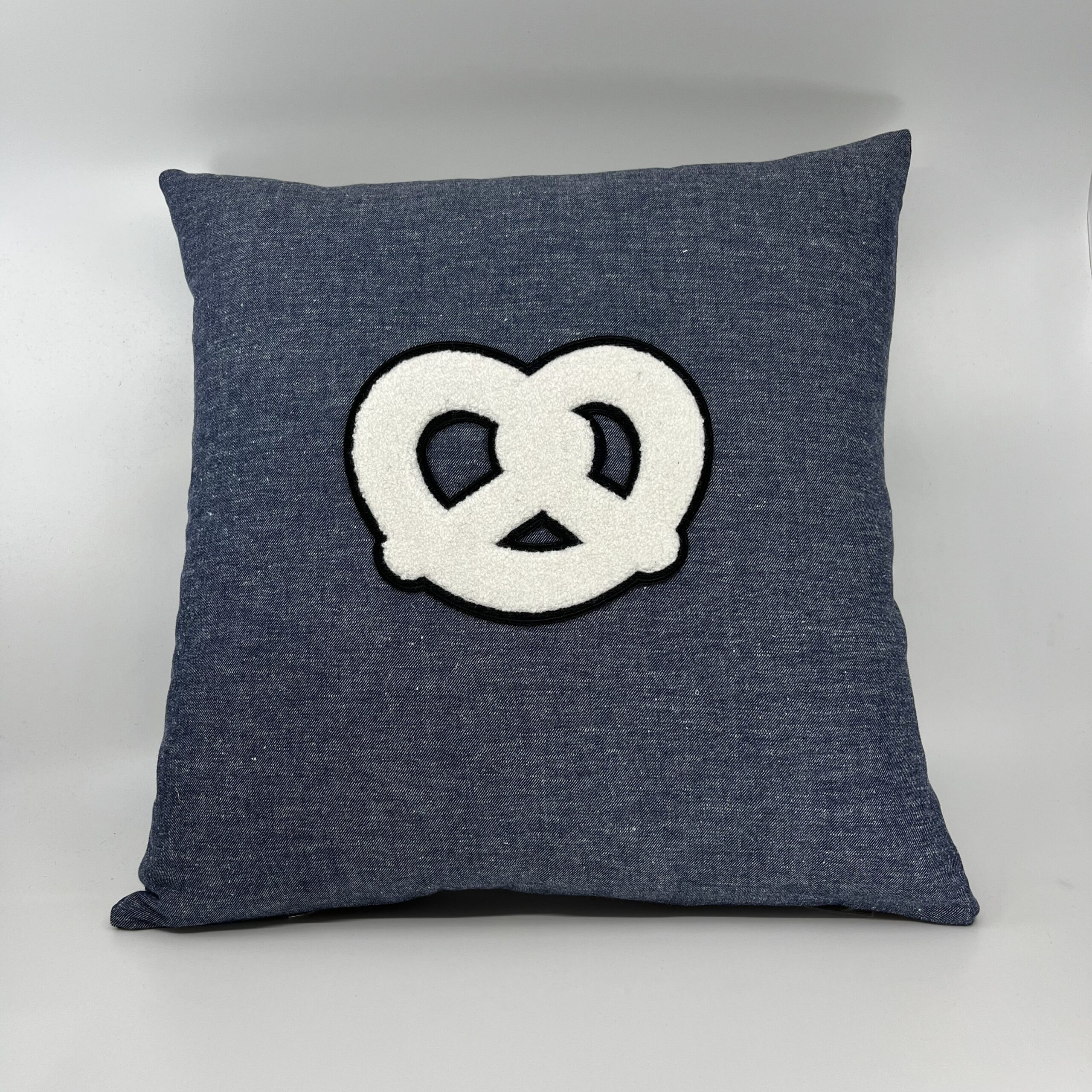 Coussin Bretzel 🥨
Denim bleu