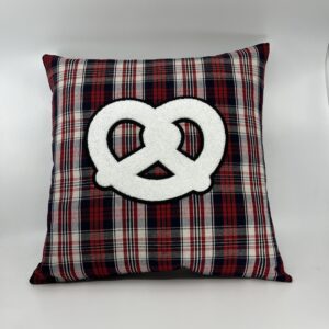 Coussin Bretzel 🥨 
Kelsch bleu-rouge