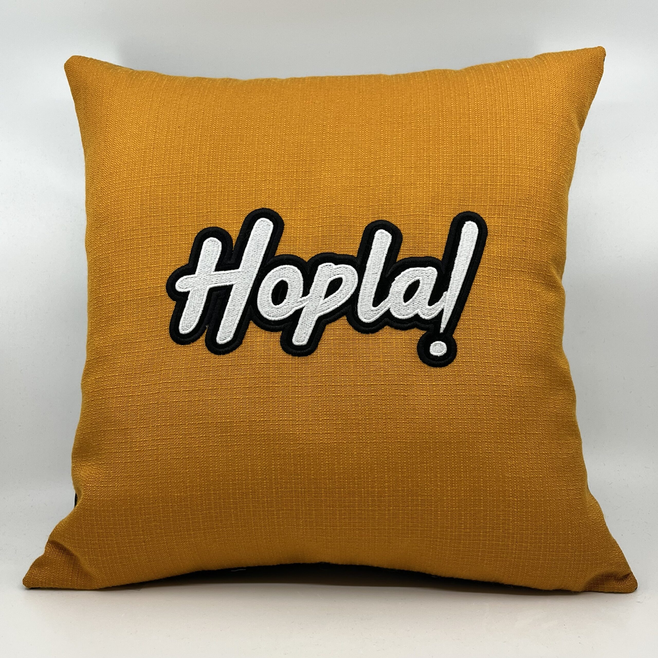 Coussin Hopla !
Toile ocre jaune