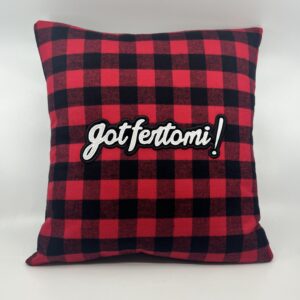 Coussin Gotfertomi,
Carreaux rouges et noirs.