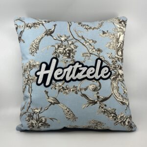Coussin Hertzele,
Toile de Jouy bleue.