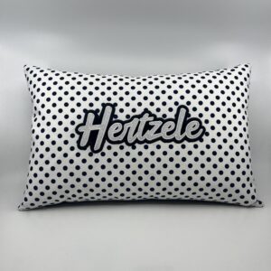 Coussin Hertzele,
Blanc à pois bleu marine.