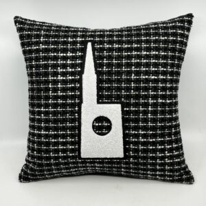 Coussin Cathédrale, lainage noir et blanc.