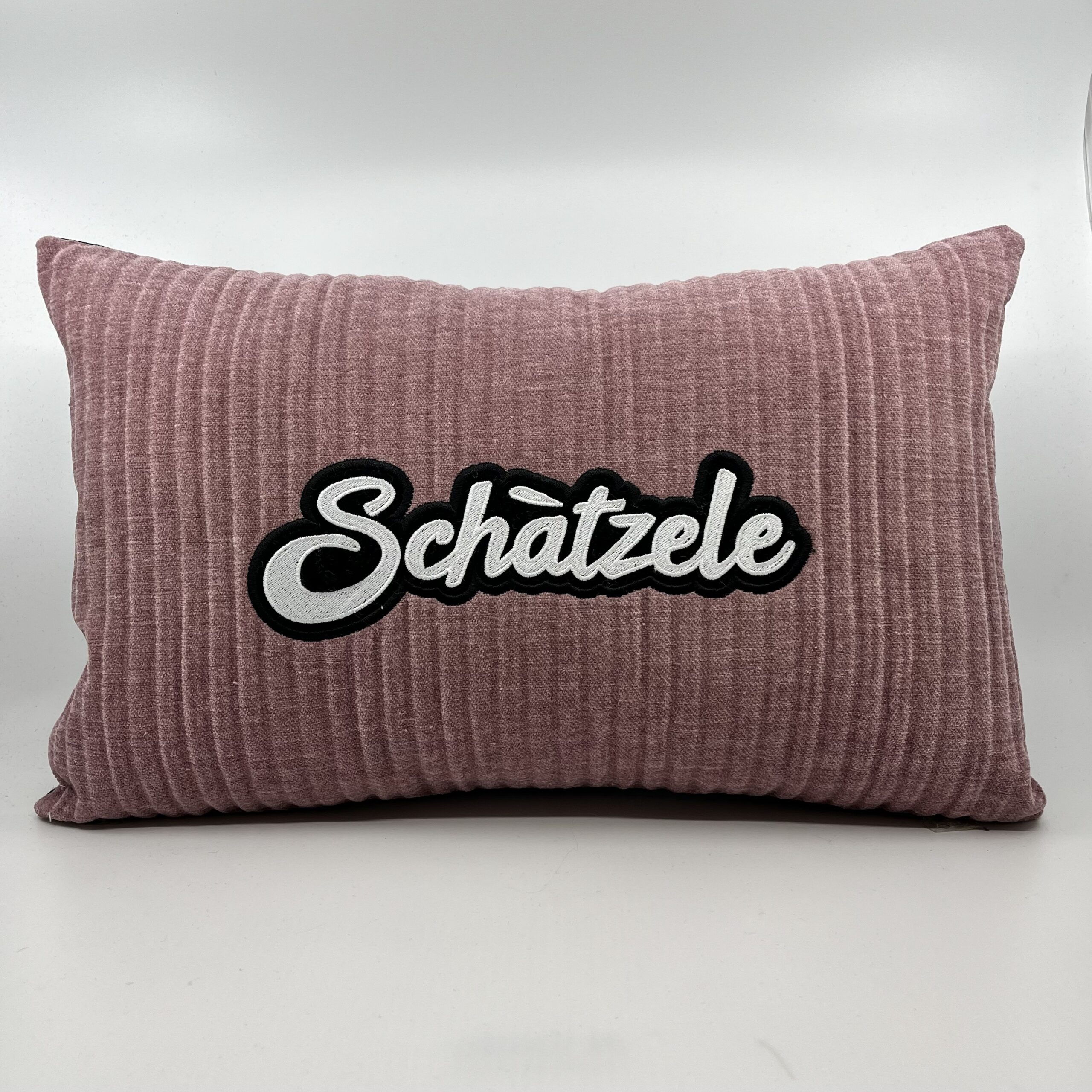 Coussin Schàtzele, velours côtelé rose.