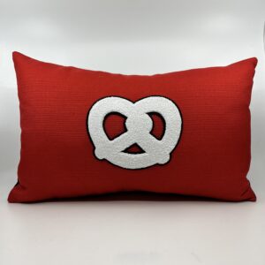 Coussin Bretzel 🥨, toile rouge.