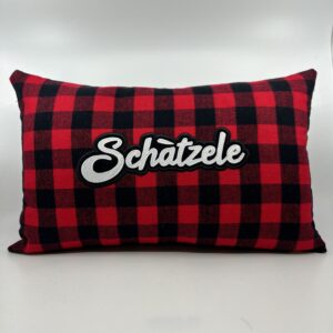 Coussin Schàtzele, carreaux rouges et noirs.