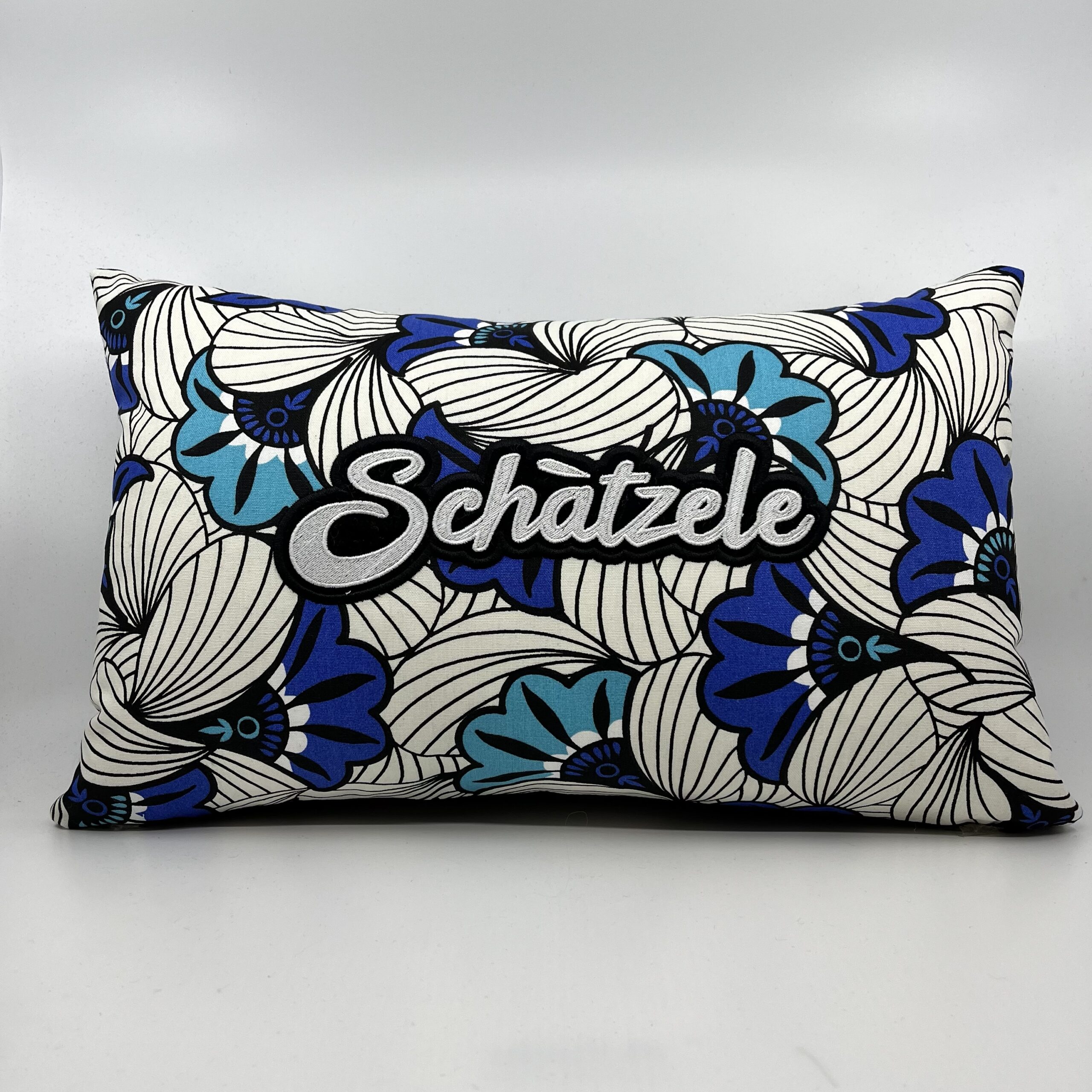 Coussin Schàtzele, tissu à motifs.