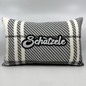 Coussin Schàtzele, lainage noir et blanc.