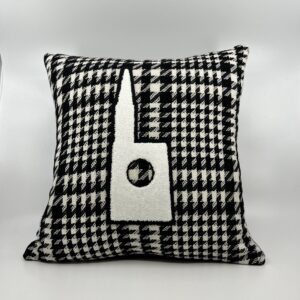 Coussin Cathédrale, lainage noir et blanc.