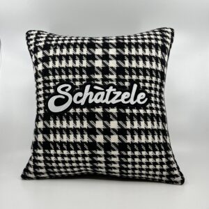 Coussin Schàtzele, lainage noir et blanc.