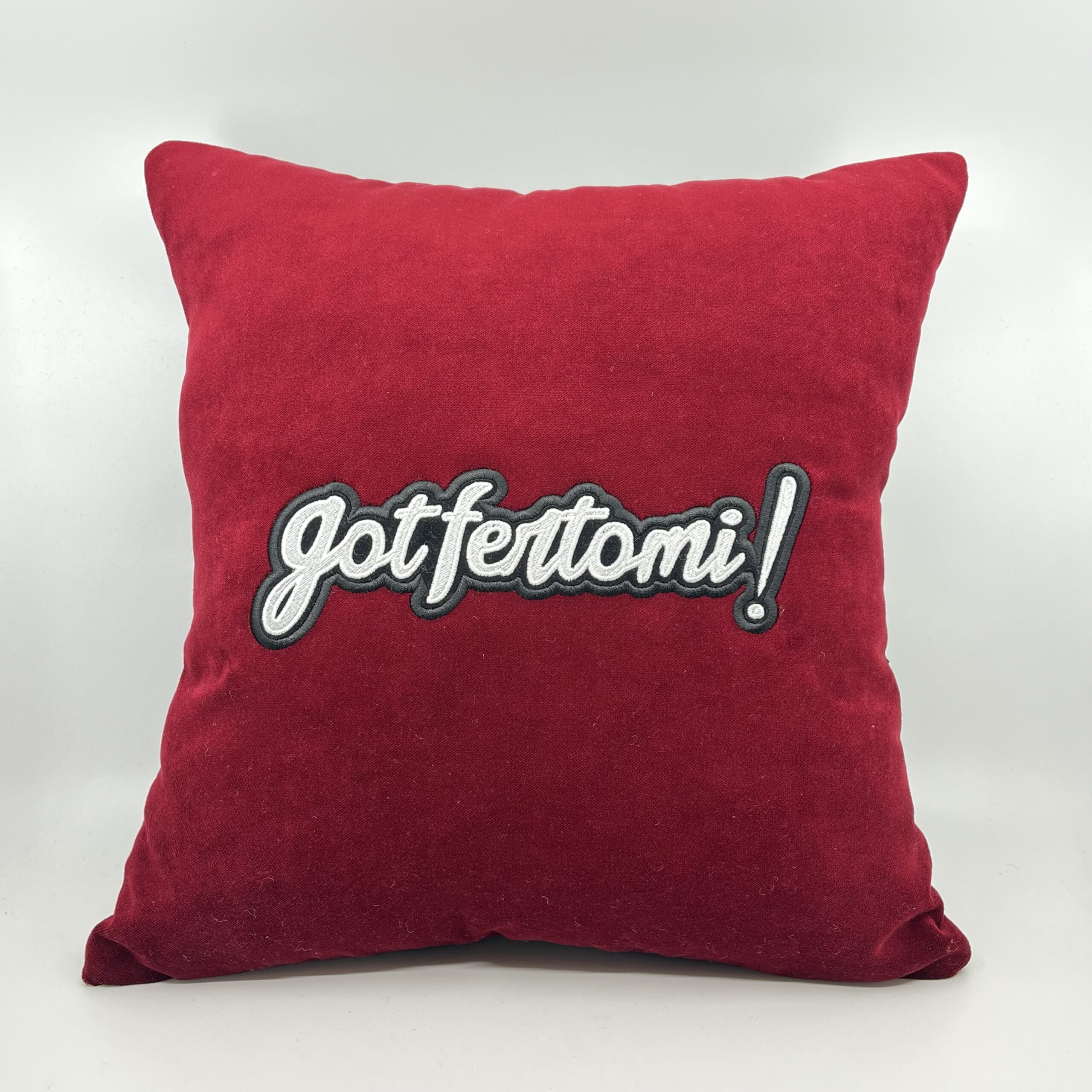 Coussin Gotfertomi !,
Velours rouge.