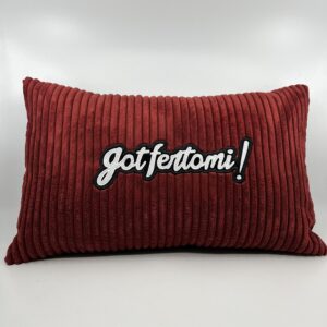 Coussin Gotfertomi!,
Velours côtelé rouge.