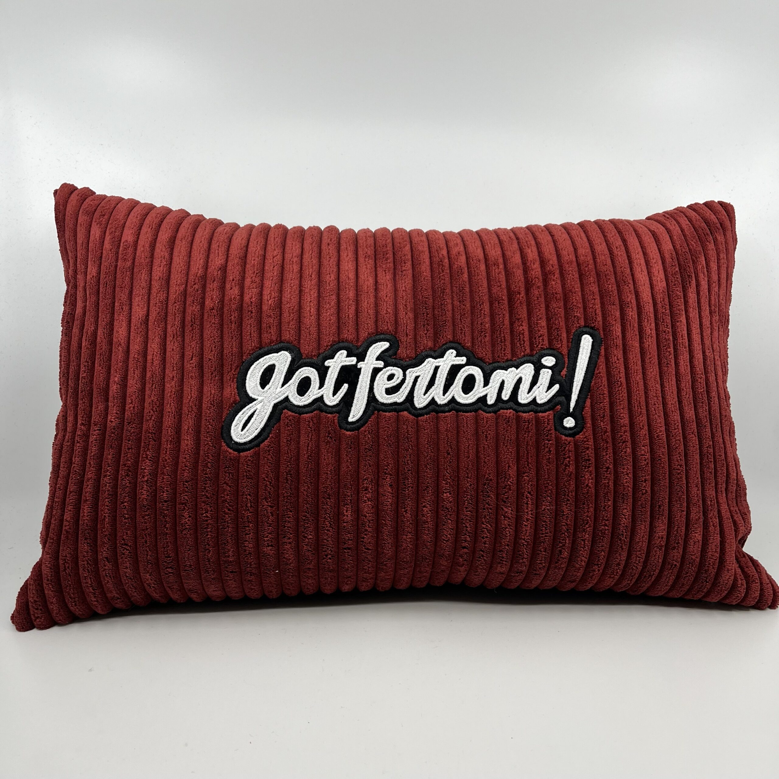 Coussin Gotfertomi!,
Velours côtelé rouge.
