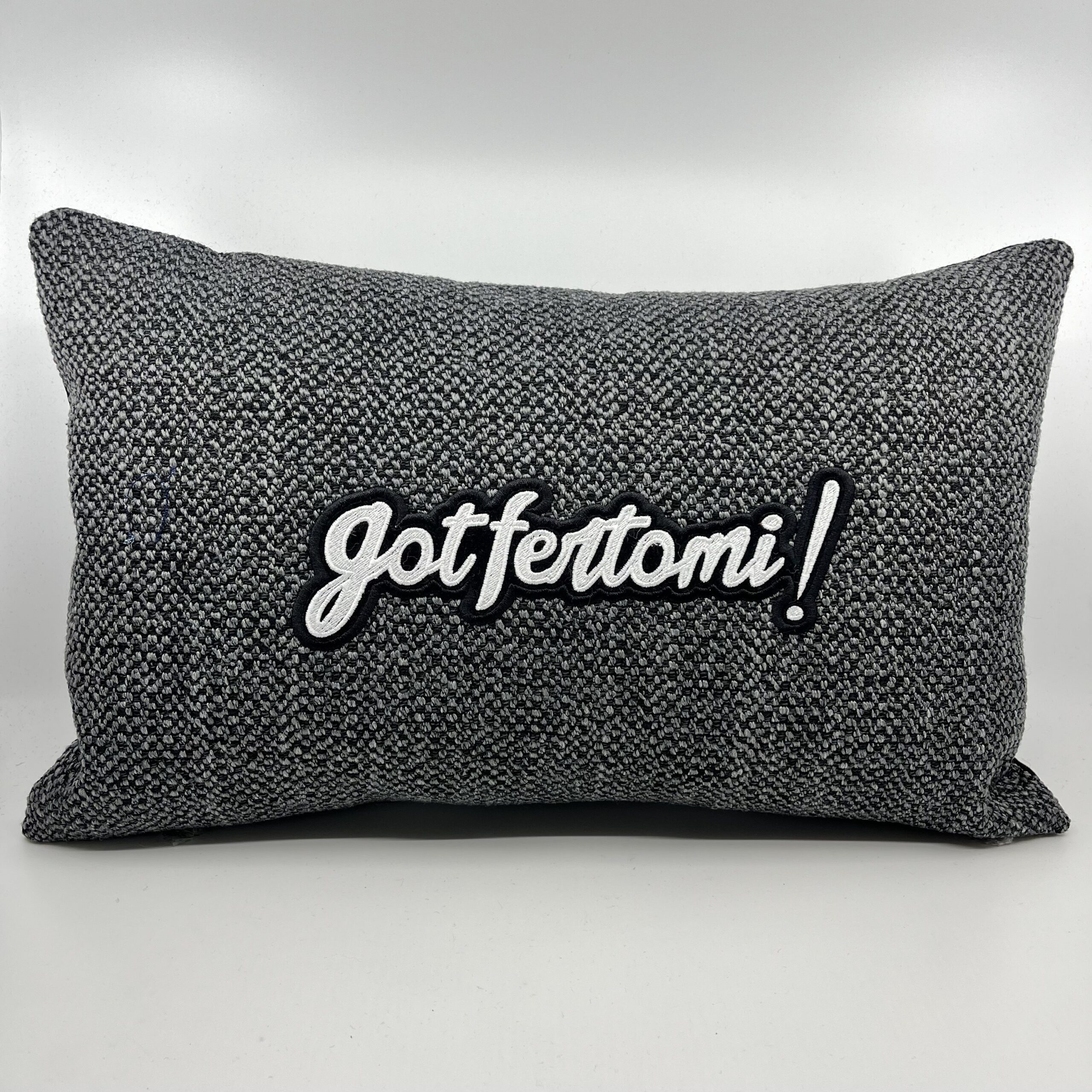 Coussin Gotfertomi !,
Lainage anthracite.