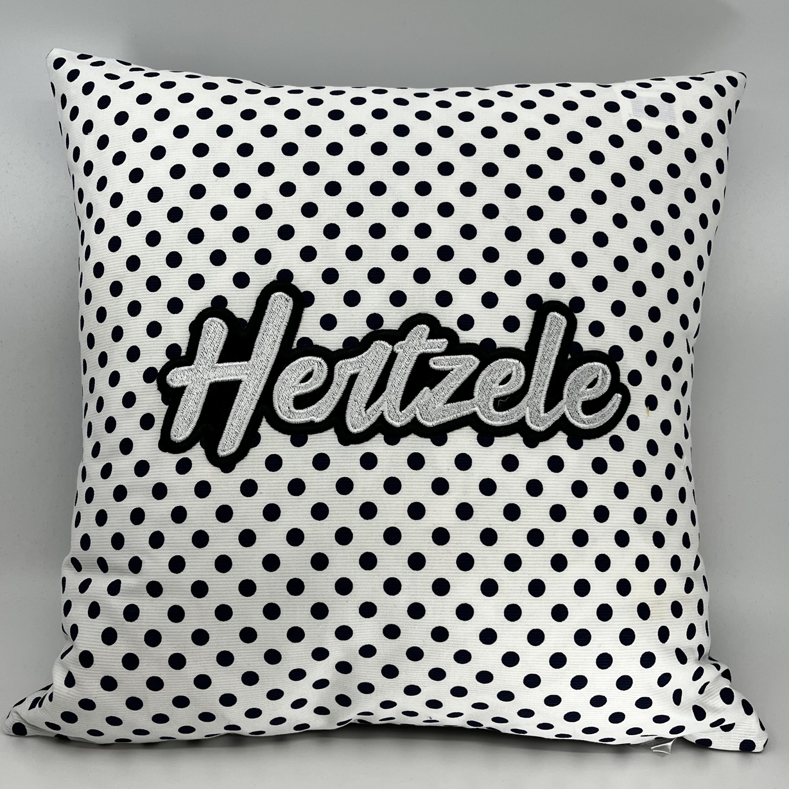 Coussin Hertzele, coton blanc-pois bleus marine.