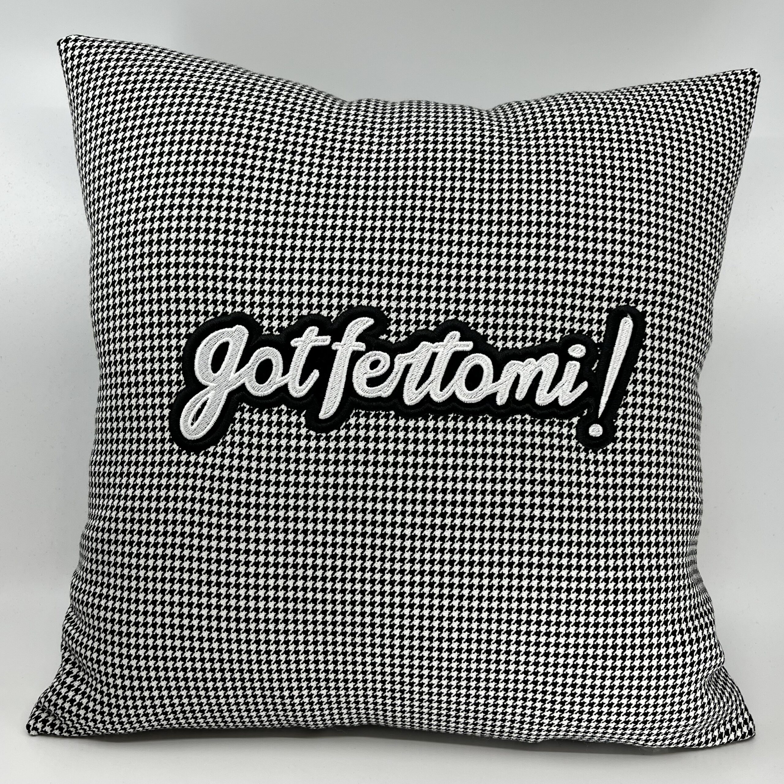 Coussin Gotfertomi, petits pieds de poule noir et blanc.