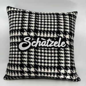 Coussin Schàtzele, lainage noir et blanc.
