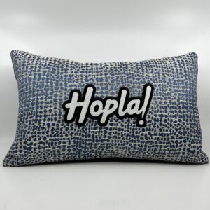 Coussin Hopla !,
Toile bleu et crème.
