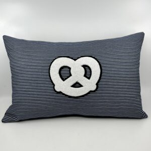 Coussin Bretzel 🥨,
Toile Denim à rayures